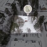 Kulmatontin koko 1349 m2. Lähin päiväkoti n. 600 m, lähin ala-ja yläkoulu n. 1 km.