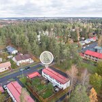 Päiväkoti, ala- ja yläkoulu, lukio ja juna-asema 1,5 km:n säteellä.