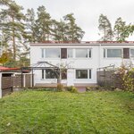 Takapiha on aidattu, osin terassia.