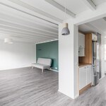 Ruokailutila ja olohuone on yhtenäistä tilaa, keittiö on omassa taskussaan.