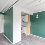 Eteisestä on käynti keittiöön,, kodinhoitotilaan ja keskikerrokeen/yläkertaan.