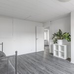 Suurimman makuuhuoneen yhteydessä on lämmin säilytystila, joka on wc-tilan yläpuolella.