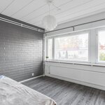 Kolmannen makuuhuoneen ikkunat on takapihan suuntaan.