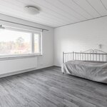 Suurimman makuuhuoneen ikkuna takapihan suuntaan.