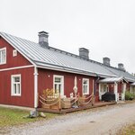 Päätyasunnon etupuolella on asunnonlevyinen terassi.