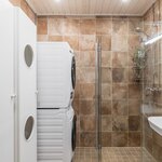 Pyykinpesukone ja kuivausrumpu (AEG, v. 2023) kuuluvat kauppaan.