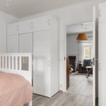 MOlemmissa makuuhuoneissa on kaapistot.