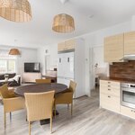 Näkymä eteisestä avokeittiön ja olohuoneen suuntaan.