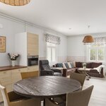 Mikroaaltouuni on integroitu kaapistoon.