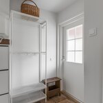 Eteisessä on käytännöllinen laattalattia ja säädettävä lattialämmitys.