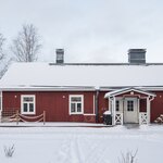 Päätyasunnon etupuolella on asunnonlevyinen terassi.