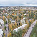 Junalle on matkaa n. 1,1 km, useampi bussipysäkki 200 metrin säteellä.