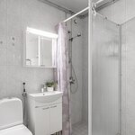 Allas, allaskaappi ja hana on uusittu 2025. Suihkuseinän oikealla puolella pesukoneelle paikka.