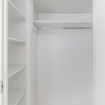 Vaatehuoneessa on laminaattilattia ja maalatut seinät.