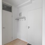 Eteisessä on tilaa naulakolle, vasemmalla vaatehuone.