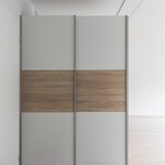 Eteisessä on liukuovikaapistot.