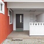 Sisääntulon kuisti on katettu.