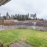 Takapiha on aidattu, portti autopaikoille.