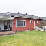 Takapihan terassi on osin katettu ja piha aidattu.