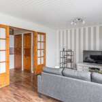 Olohuoneen ja eteisen välissä on pariovet.