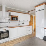 Keittiössä on vinyylilattia.