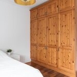 Suuremmassa makuuhuoneessa on kaapistot.