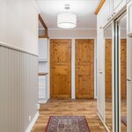 Edessä oikealla ovi erilliseen wc:n ja vasemmalla kylpyhuoneeseen/saunaan.