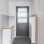 Tuulikaapista on ovi takaterassille/takapihalle.