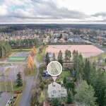 Takamartintie 9 on lähellä päiväkotia, koulua ja urheilukenttää.