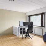 Ensimmäinen yläkerran makuuhuone portailta katsottuna.