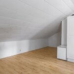 Ensimmäinen yläkerran makuuhuoneista jatkuu lappeen alle.