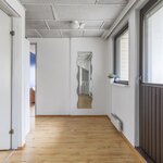 Yläkerran aulakäytävästä on käynti parvekkeelle.