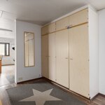 Eteisessä on kaapistot