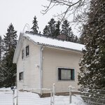 Osa piha-alueesta on aidattu.