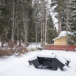 Tontin takaosa rajoittuu puistoalueeseen.