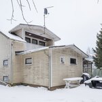 Takamartintie 9 on lähellä päiväkotia, koulua ja urheilukenttää.