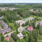 Tapainlinnan koulu n. 1,8 km, Aseman koulu n. 3 km, Kipinä-lukio n. 3,4 km.