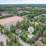 Takamartintie 9 on lähellä päiväkotia, koulua ja urheilukenttää.