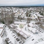 Jokaiselle huoneistolle kuuluu autopaikka.