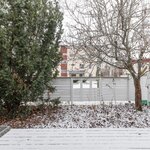 Pihalla on myös omenapuu.