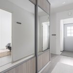 Eteisessä on liukuovikaapistot.