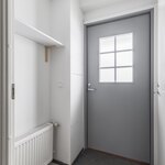 Tuulikaapissa on tilaa pienelle naulakolle.