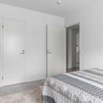 Makuuhuoneen yhteydessä on vaatehuone.