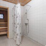 Kylpyhuoneessa on asunnon toinen wc, kylpyhuone alkuperäinen.