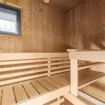 Saunassa on tuuletusikkuna. Lauteet uusitut noin vuonna 2015.