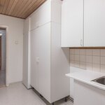 Kodinhoitohuoneen jatkona kylpyhuone ja sauna.