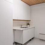Kodinhoitohuoneessa on vesipiste ja kaapistot sekä paikka pyykinpesukoneelle.