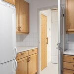 Keittiöstä on käynti kodinhoitohuoneeseen.