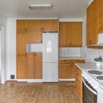 Keittiössä on muovimattolattia, kaapistot alkuperäiset.