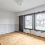 Olohuoneesta on käynti takapihalle,